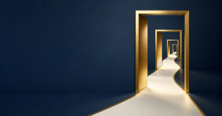 Corredor con cuatro puertas doradas abiertas hacia un mismo camino, en azul marino, que evoca varios puntos de entrada a un mismo recorrido.