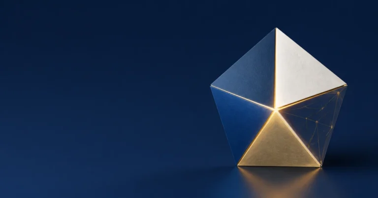 Cinco facetas geométricas que convergen en una forma única, en azul marino y dorado, que evoca dimensiones de análisis que resuelven una decisión.